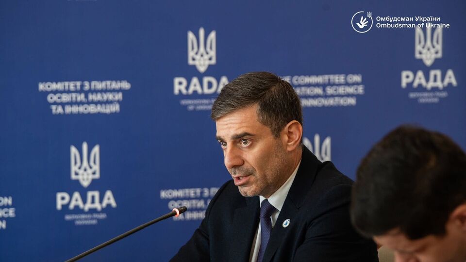 "Впервые видел такую дерзость". Омбудсмен раскритиковал правительство за затягивание оказания помощи жертвам насилия