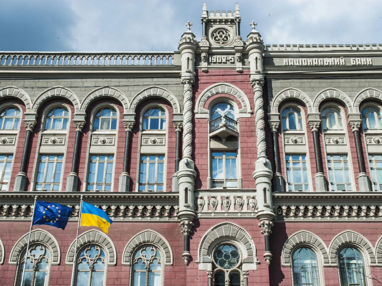 Украинцы несут больше наличных в банки – НБУ
