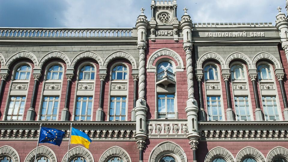 Українці несуть більше готівки до банків – НБУ