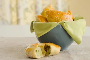 Пиріжки з картоплею й капустою. Смачна випічка без зайвого клопоту
