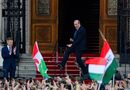 "Икона". В Венгрии соратник Мадяра устроил дискотеку на ступеньках парламента. Видео
