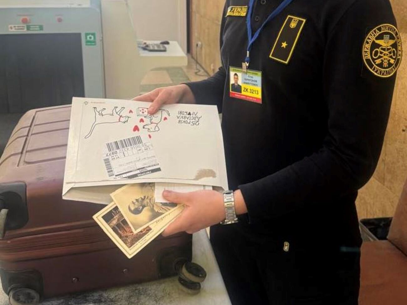 На Закарпатті митники вилучили листівки із зображенням Гітлера, які можуть мати історичну цінність. Фото