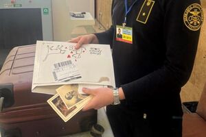 На Закарпатье таможенники изъяли открытки с изображением Гитлера, которые могут иметь историческую ценность. Фото