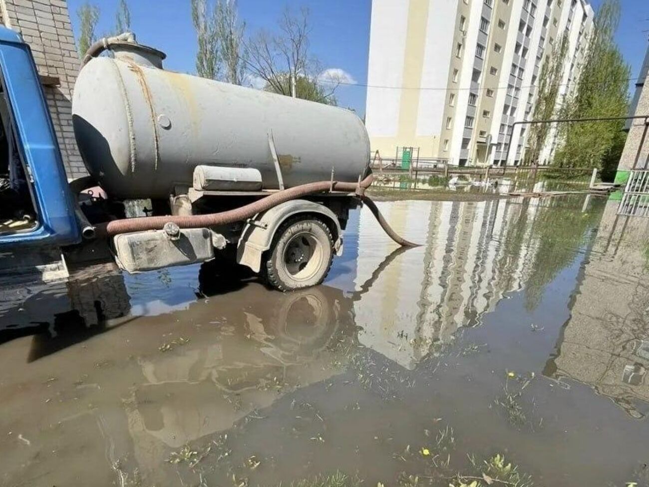 "Фекальный апокалипсис". Энгельс, откуда самолеты РФ летят бомбить Украину, залило нечистотами