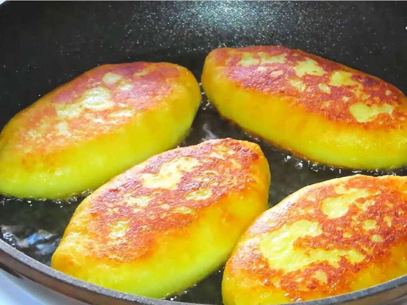 Смешали картофель с мукой – и сразу на сковороду. Рецепт зраз из самых простых продуктов