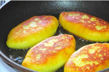 Смешали картофель с мукой – и сразу на сковороду. Рецепт зраз из самых простых продуктов