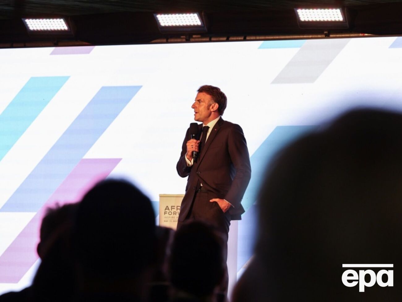 "Это полное неуважение!" Макрон прервал выступление на конференции в Африке. Видео