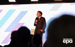 "Це повна неповага!" Макрон перервав виступ на конференції в Африці. Відео