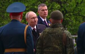 Набряклий і постарілий. Зовнішній вигляд Путіна на параді знову викликав занепокоєння щодо його здоров’я – Daily Mail