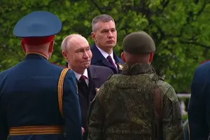 Набряклий і постарілий. Зовнішній вигляд Путіна на параді знову викликав занепокоєння щодо його здоров’я – Daily Mail