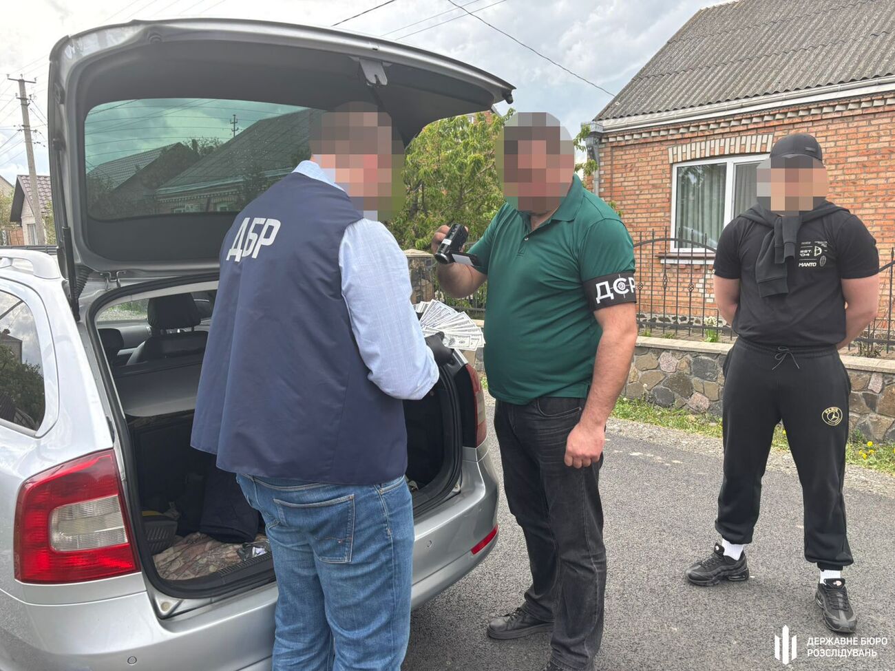 Масштабну схему дезертирства викрили в кількох регіонах України. Організатори брали до $15 тис. – ДБР