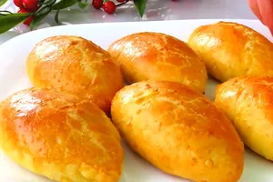 Смешали муку с двумя яйцами – и можно сразу лепить пирожки. Очень простой рецепт теста без дрожжей