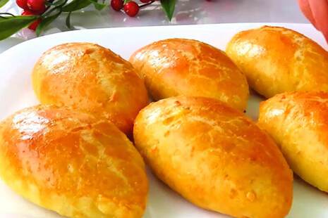 Смешали муку с двумя яйцами – и можно сразу лепить пирожки. Очень простой рецепт теста без дрожжей