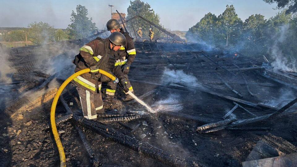 РФ уночі била по Україні дронами. У Києві горіла висотка, у Дніпрі поранено людину. Фото