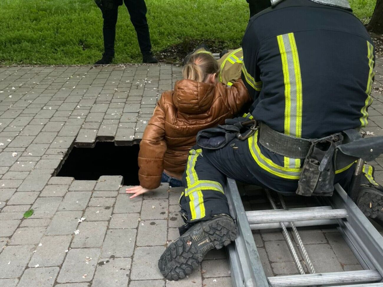 "Чотири метри під землею". В Одесі під дитиною раптом провалився тротуар
