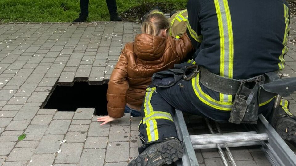 "4 м под землей". В Одессе под ребенком внезапно провалился тротуар