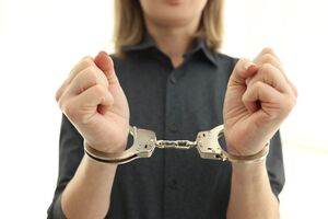 В Полтавской области женщина развращала собственную 6-летнюю дочь и снимала порнографию. Какое наказание назначили