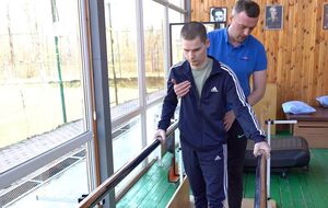 Рідні захисника розповіли Суханову про його історію боротьби за здоров'я за підтримки Фонду Ріната Ахметова
