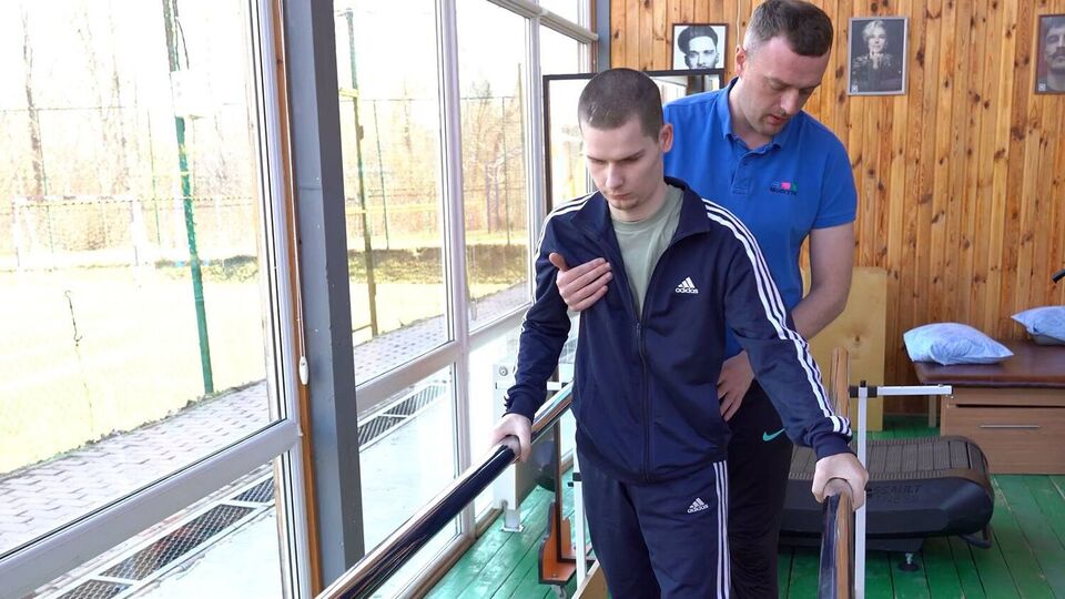 Рідні захисника розповіли Суханову про його історію боротьби за здоров'я за підтримки Фонду Ріната Ахметова