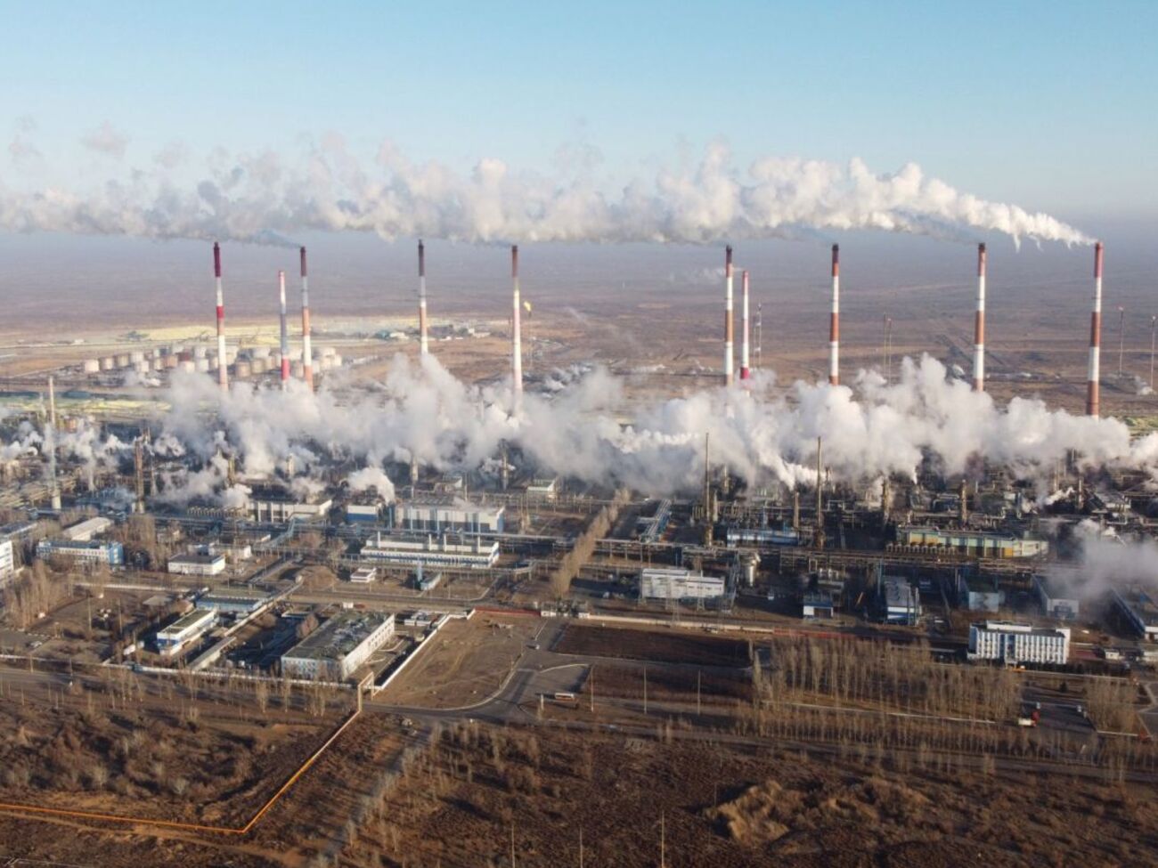 После атаки дронов горит крупнейший в РФ производитель газовой серы