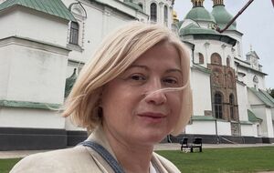 Штаб, звідси Ющенко поїде на інавгурацію. Ми щасливі. Позаду – страшна виборча кампанія з отруєнням
