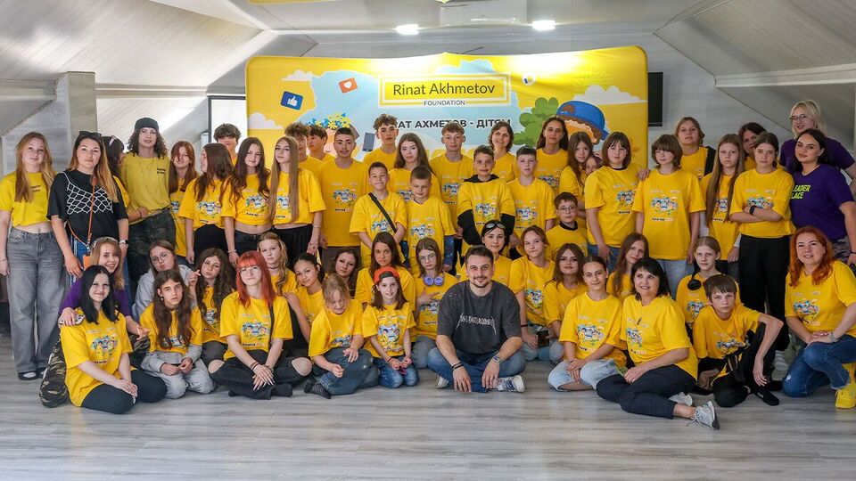 "Такі заходи дуже потрібні". Репер Хас провів зустріч у "Блогер Кемпі" Фонду Ріната Ахметова