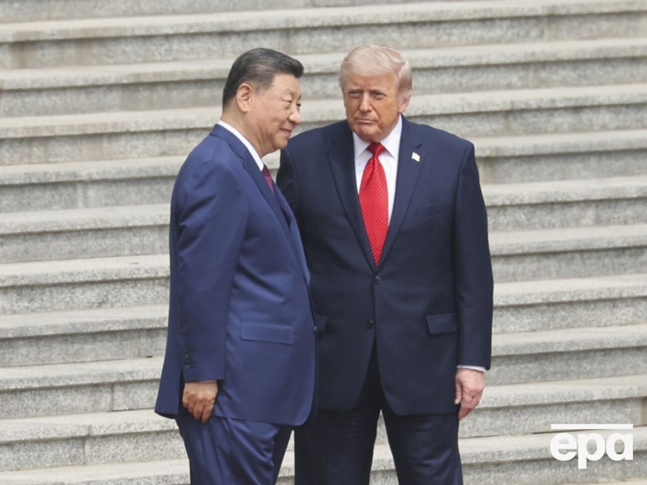 Меньше, чем с Макроном, но дольше, чем с королем. Трамп в Китае вновь устроил битву рукопожатий. Видео