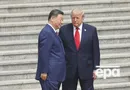 Меньше, чем с Макроном, но дольше, чем с королем. Трамп в Китае вновь устроил битву рукопожатий. Видео