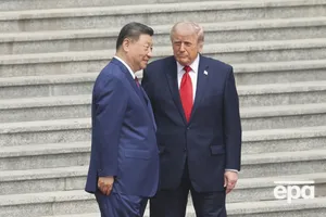 Меньше, чем с Макроном, но дольше, чем с королем. Трамп в Китае вновь устроил битву рукопожатий. Видео