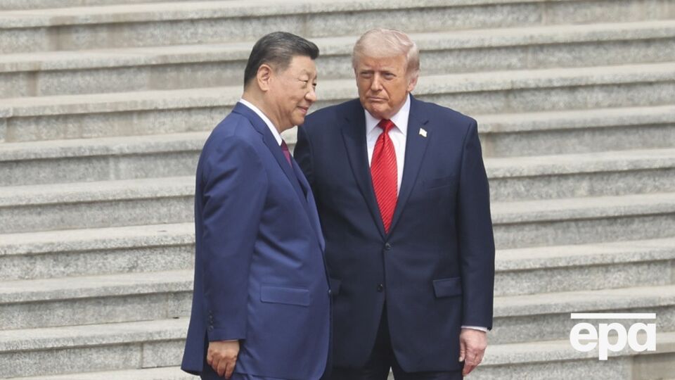 Меньше, чем с Макроном, но дольше, чем с королем. Трамп в Китае вновь устроил битву рукопожатий. Видео