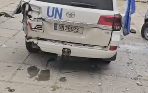 У Херсоні росіяни двічі вдарили FPV-дронами по автомобілю місії ООН. Відео