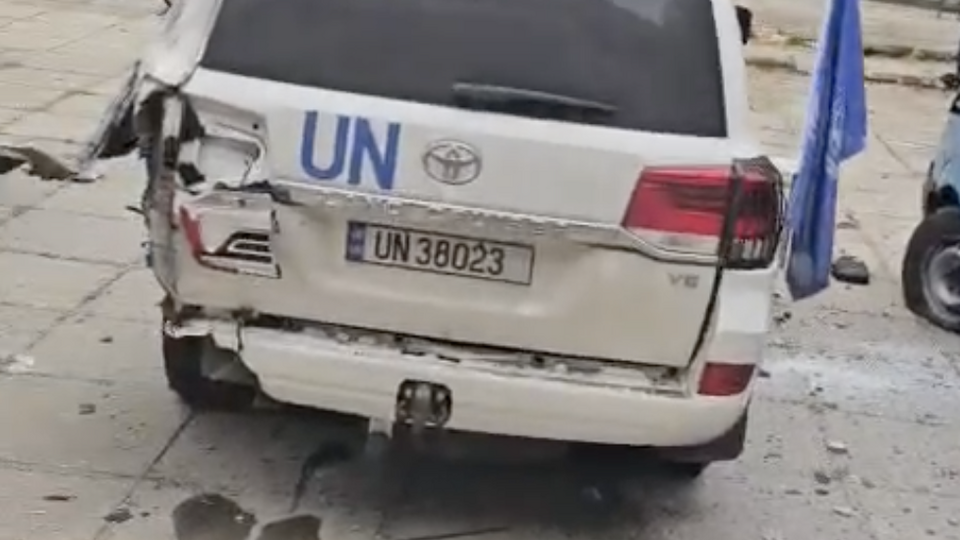 У Херсоні росіяни двічі вдарили FPV-дронами по автомобілю місії ООН. Відео