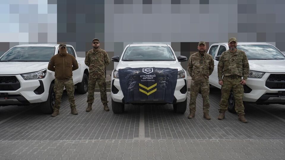 "Метінвест" у межах ініціативи "Сталевий фронт" передала 1-му батальйону 12-ї бригади "Азов" техніку й обладнання на приблизно 12 млн грн
