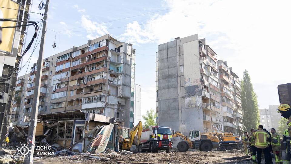 У Дарницькому районі Києва завершили пошуково-рятувальну операцію після російської атаки