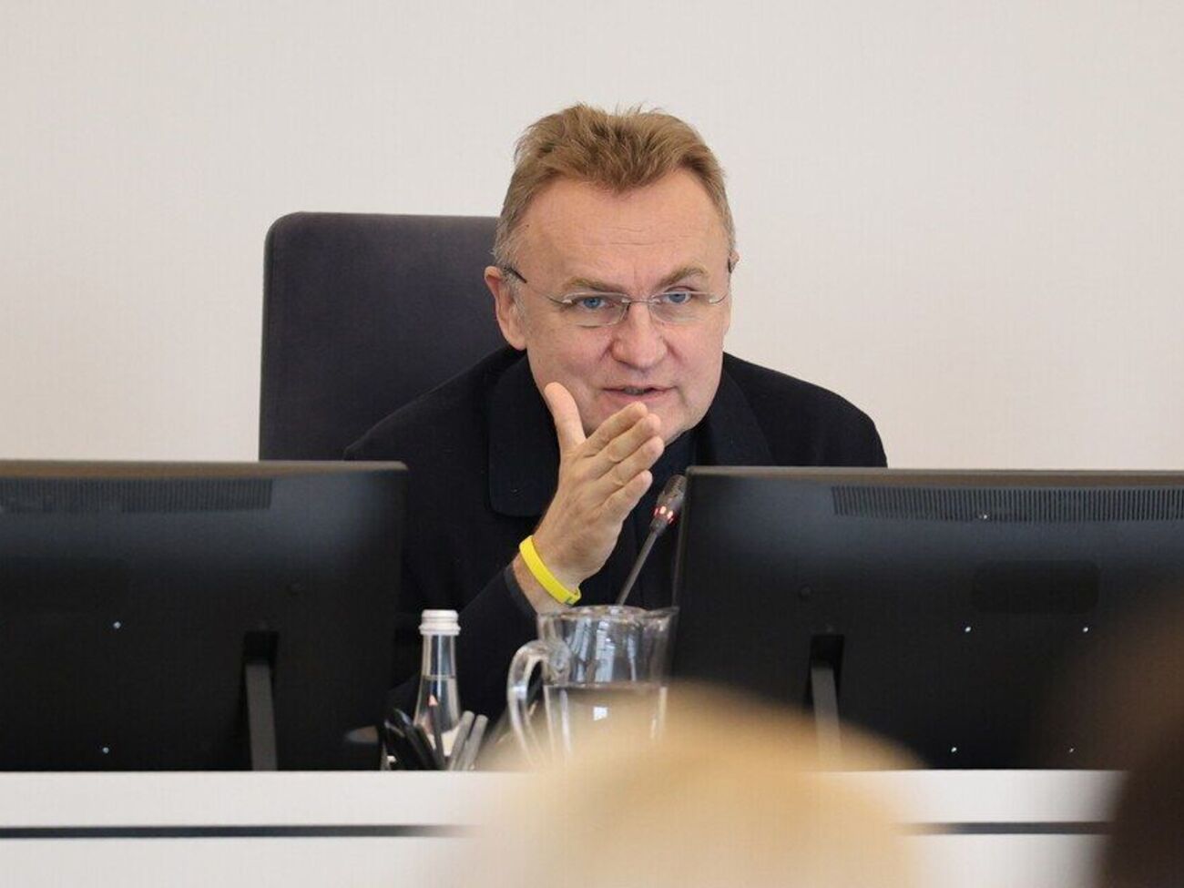 У Львові чоловік облив Садового невстановленою рідиною. Поліція відкрила провадження
