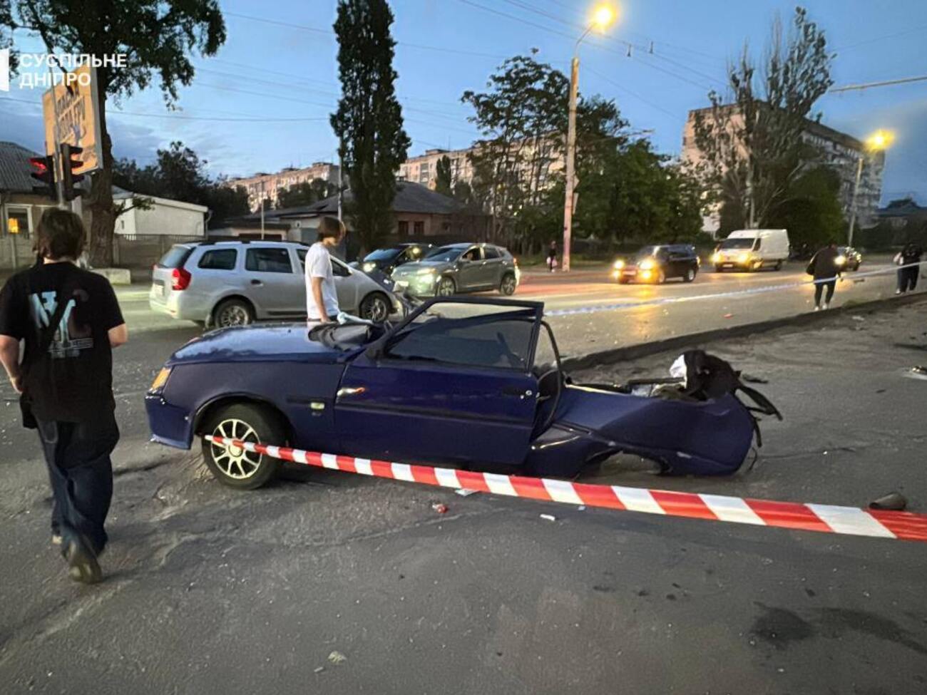 У Дніпрі автомобіль на великій швидкості зніс зупинку, машину розірвало на шматки