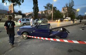 В Днепре автомобиль на большой скорости снес остановку, машину разорвало на куски