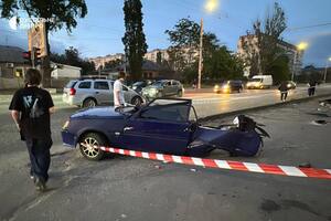 В Днепре автомобиль на большой скорости снес остановку, машину разорвало на куски