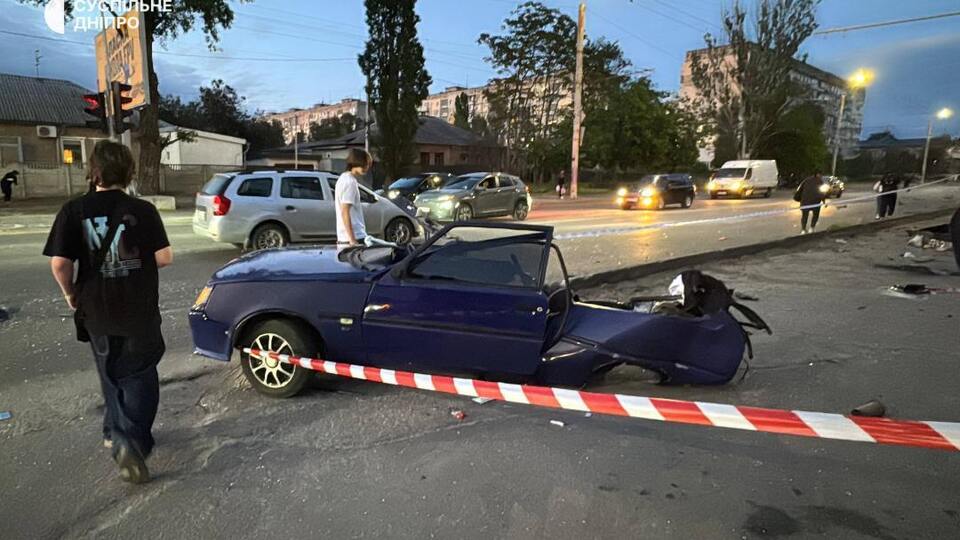 У Дніпрі автомобіль на великій швидкості зніс зупинку, машину розірвало на шматки