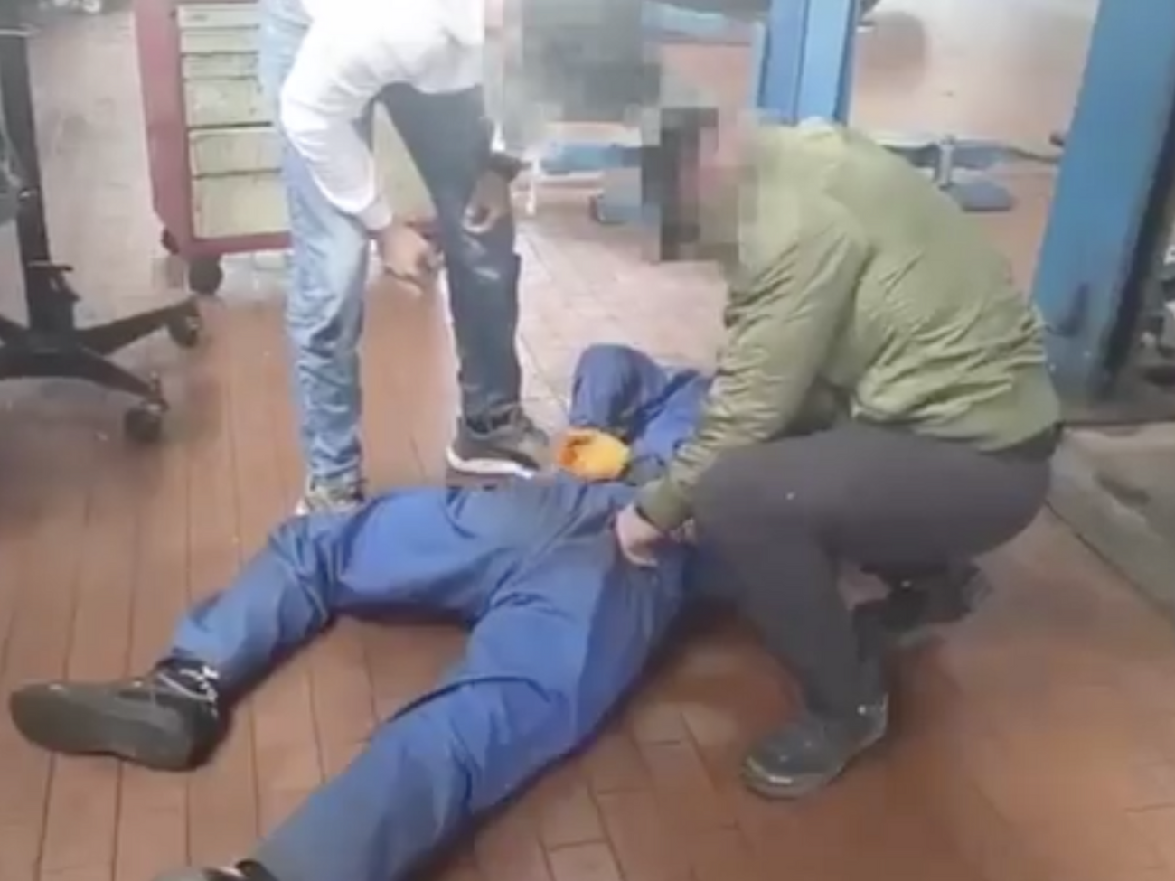 Зламали ніс і намагалися скинути з мосту. У Польщі затримали підозрюваних у жорстокому побитті українських підлітків