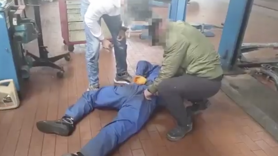 Зламали ніс і намагалися скинути з мосту. У Польщі затримали підозрюваних у жорстокому побитті українських підлітків