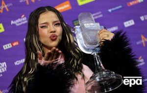 Переможниця "Євробачення 2026" обматюкала артиста, який виніс їй кришталевий мікрофон. Відео