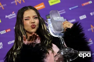 Переможниця "Євробачення 2026" обматюкала артиста, який виніс їй кришталевий мікрофон. Відео