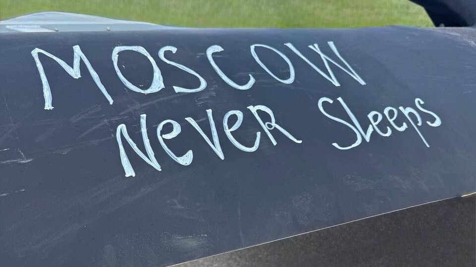 Moscow never sleeps. Мадяр после атаки на Москву показал дроны с красноречивыми надписями