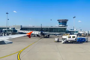В РФ заявили о сбивании более 550 дронов ночью. Обломки БПЛА упали на территорию аэропорта в Москве