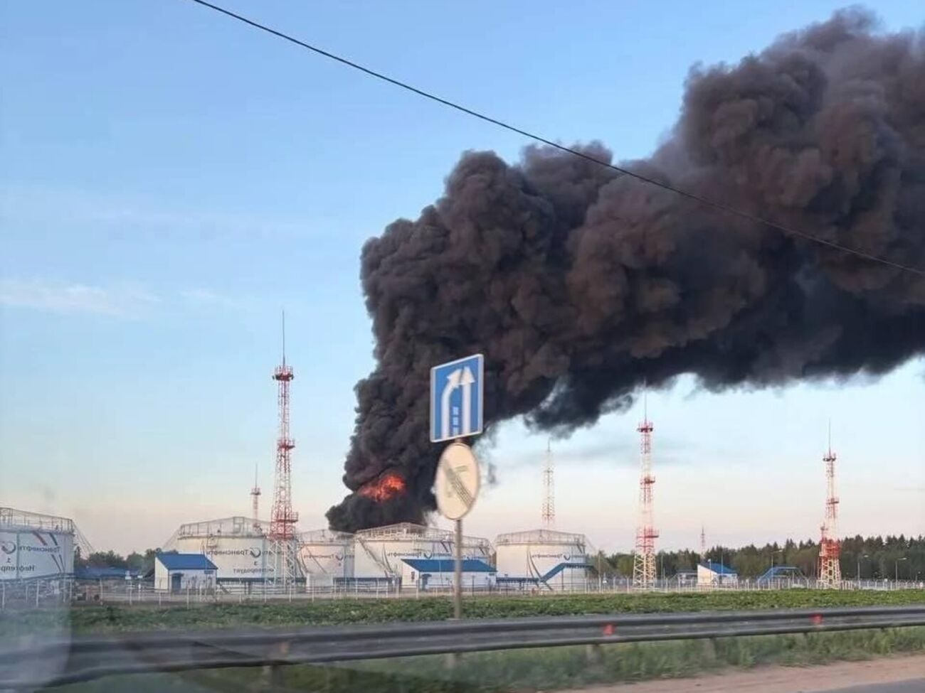 Підмосков'я атакували дрони, горить нафтоналивна станція. Відео