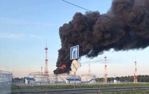 Подмосковье атаковали дроны, горит нефтеналивная станция. Видео