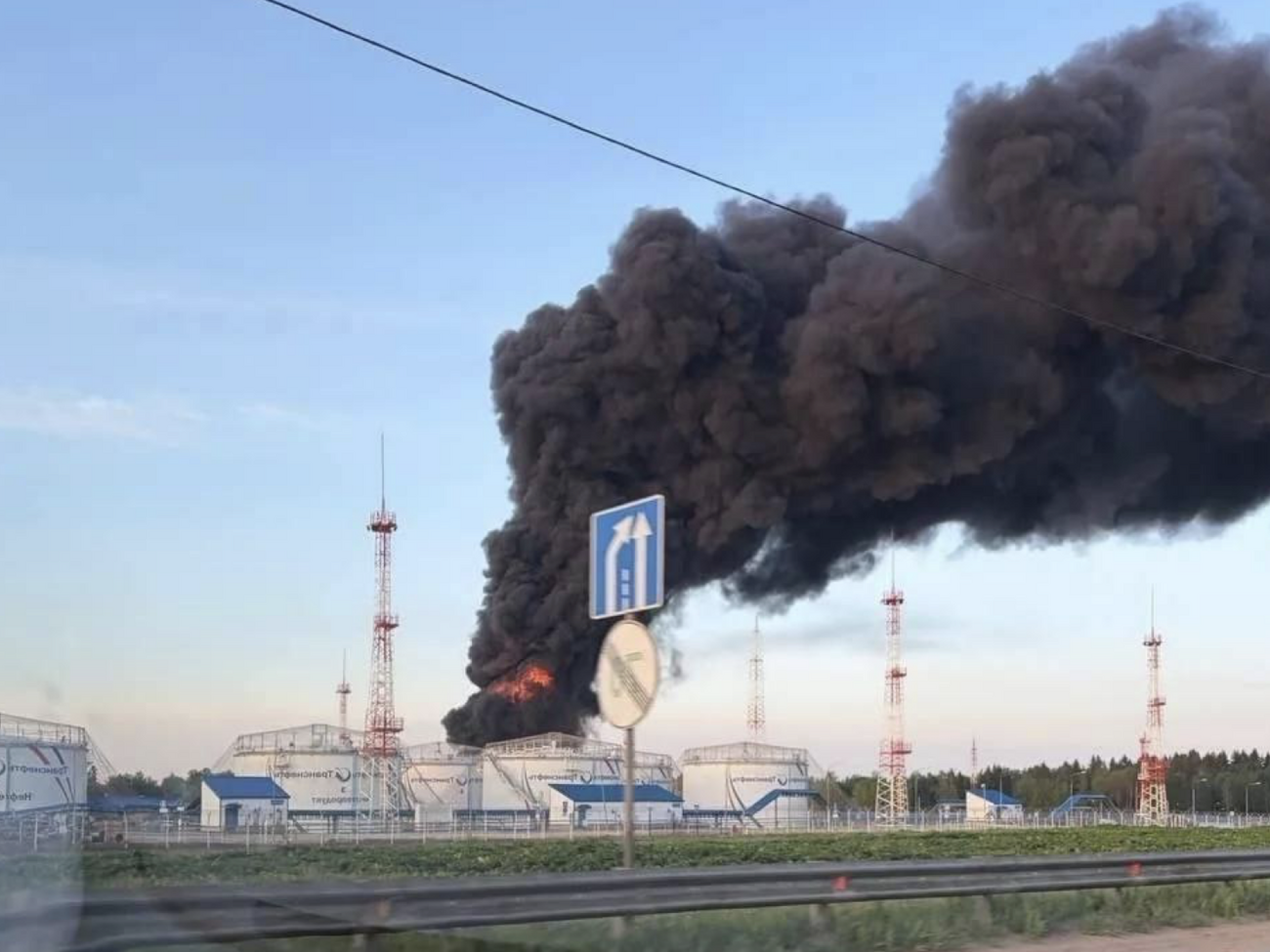 "Усе небо чорне. Вибухи тривають і тривають." СБУ заявила про удари по низці об'єктів у Московській області й у Криму