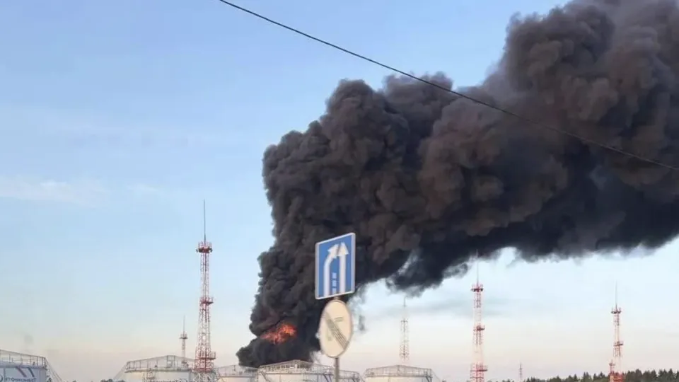 "Усе небо чорне. Вибухи тривають і тривають." СБУ заявила про удари по низці об'єктів у Московській області й у Криму