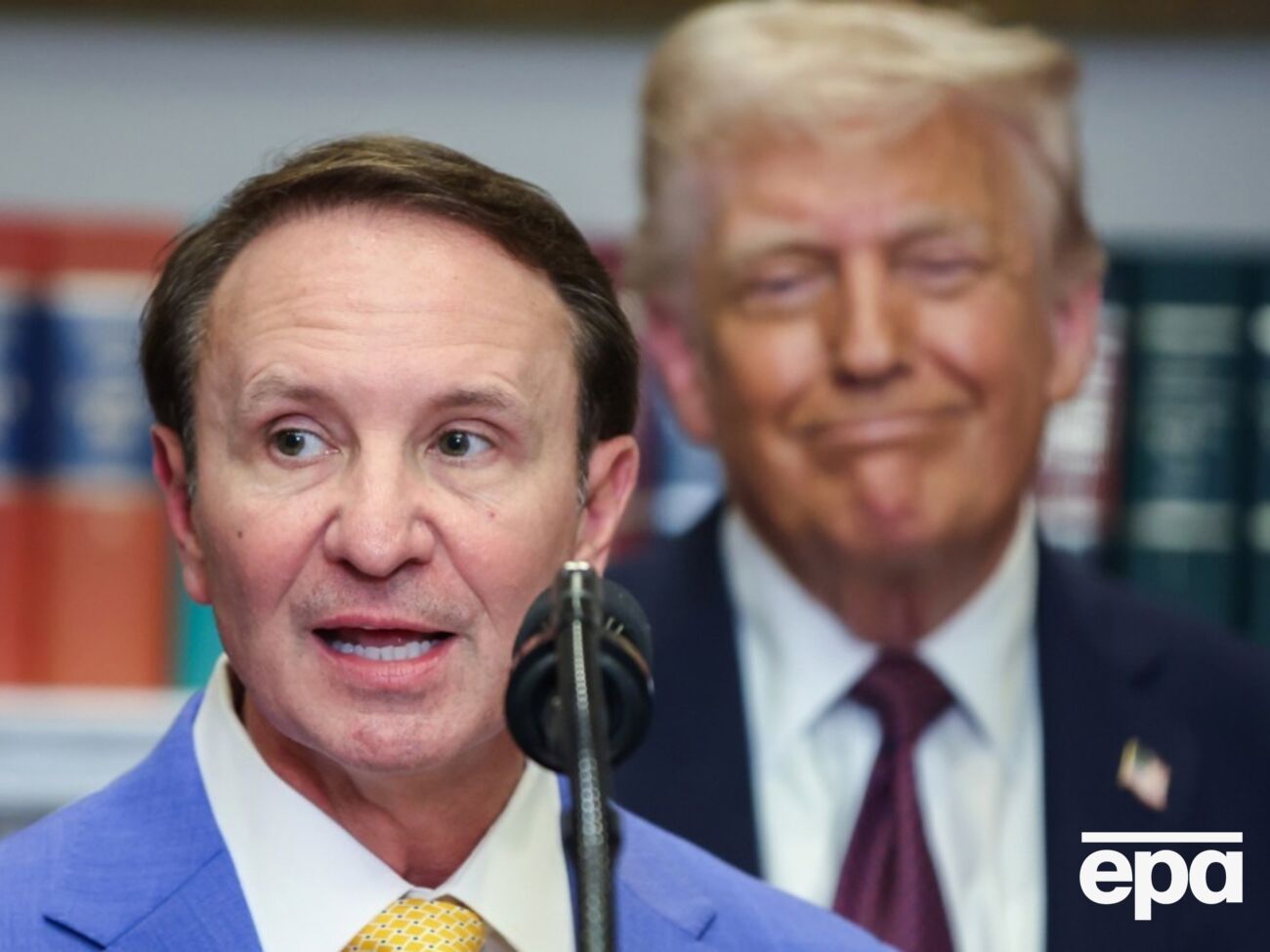 Спецпредставник Трампа вперше прибув до Гренландії. Привіз від нього "послання"